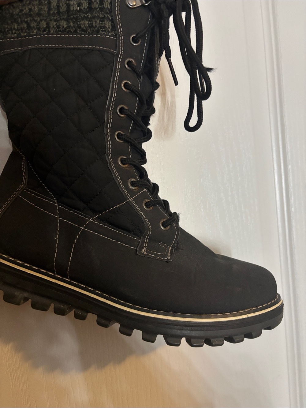Quilted Black Lace-Up Women's Winter Boot